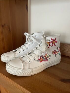 Coura White High-Top Sneakers with red, Pink and Yellow Floral Embroidery 🪡  💐